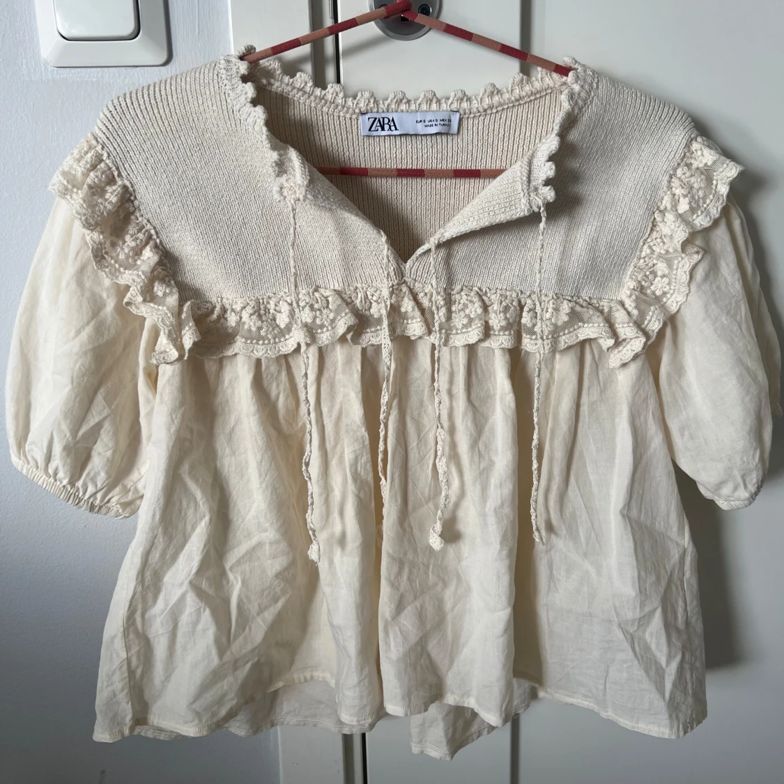 Trendig Zara blus med spets och volang 