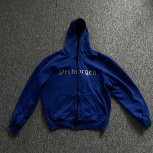 Blå Verborgen zip-hoodie - Hör av dig vid minsta lilla fråga!