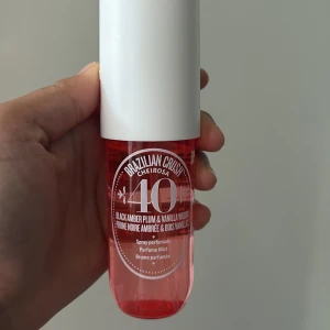 Brazilian Crush Cheirosa 40 Parfymmist - Parfymmist från Sol de Janeiro, Brazilian Crush Cheirosa 40 med doft av black amber plum och vanilla woods. Flaskan är cylinderformad med en vit plastkork och transparent rosa plastbehållare. Volymen är 90 ml, perfekt att ta med i väskan.