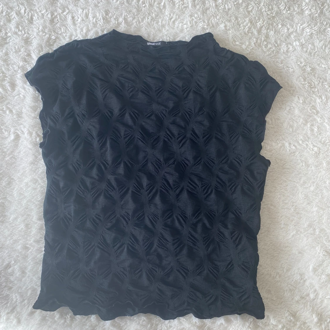Svart strukturerad topp från Ginatricot