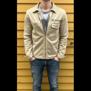 Beige höst jacka  - Väldigt snygg jacka från Zara som passar perfekt till hösten👍jackan är i STORLEK S och modellen är 176cm lång och väger runt 70kg 