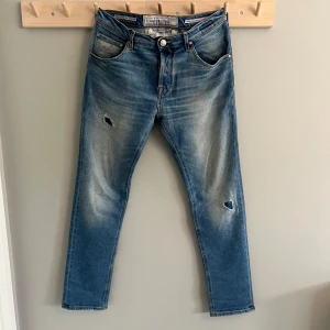 Jacob Cohën jeans - Tja! Säljer nu dessa sjukt snygga Jacob Cohën jeans|| Skick 9/10 inga defekter|| Storlek 31, de är 100cm långa och midje längden är 43cm|| Färg ljusblå|| Hör gärna av dig vid frågor eller funderingar🙌Allt gott MolérCloset
