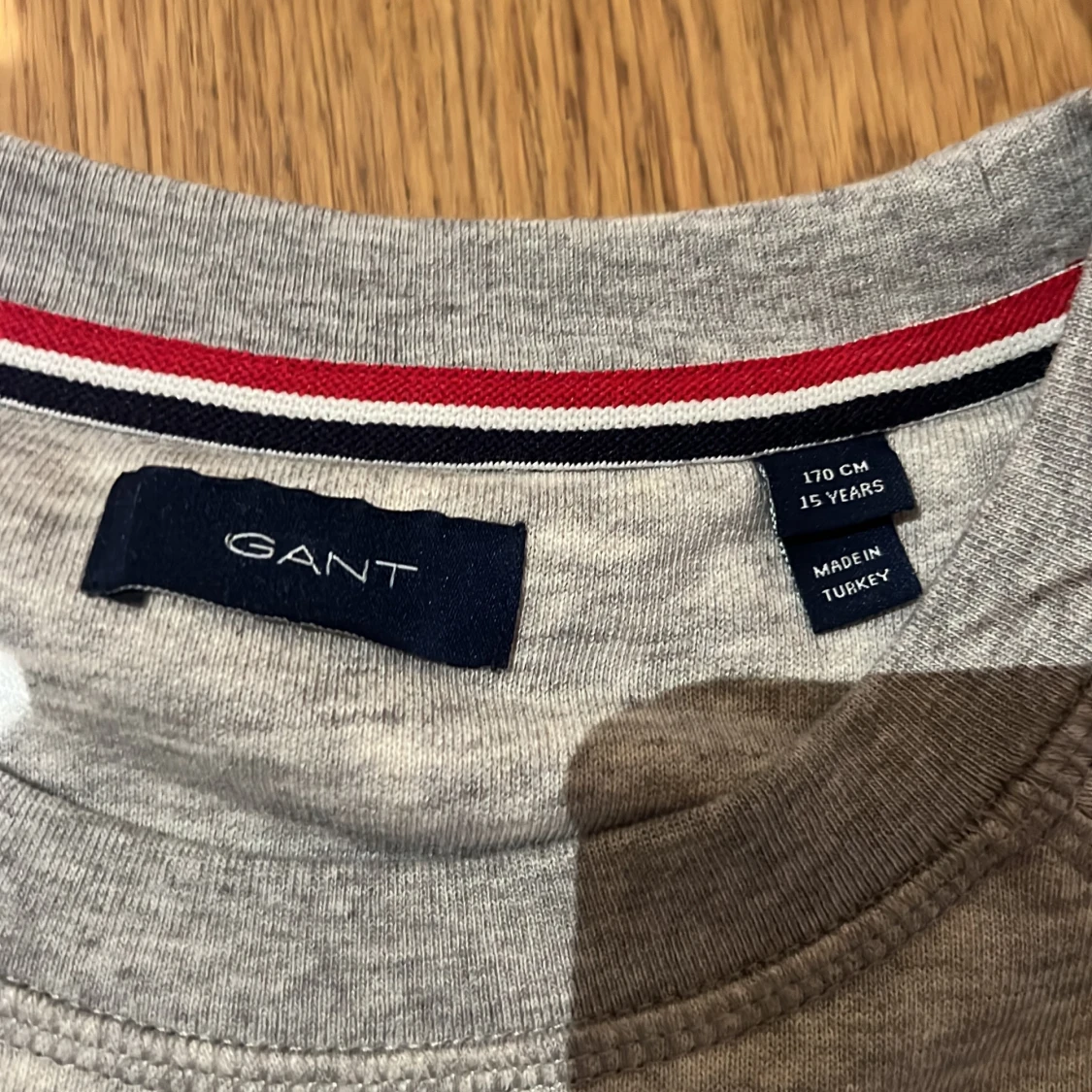 Grå sweatshirt från GANT med logga - 2