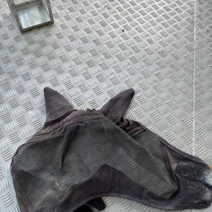 Svart ridhuva med mesh och öron - Svart flughuva med två spetsiga öron och mesh-tyg över pannan. Perfekt för att skydda hästens öron/ögon mot insekter. Sitter bekvämt och har elastiska detaljer för bra passform.