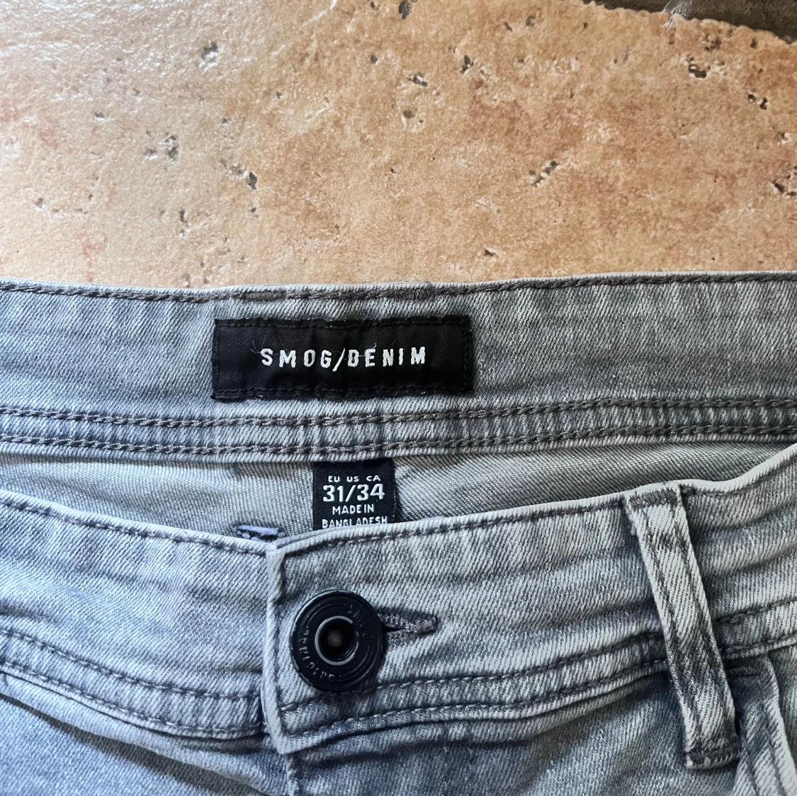 Gråa jeans med slitningar - 3