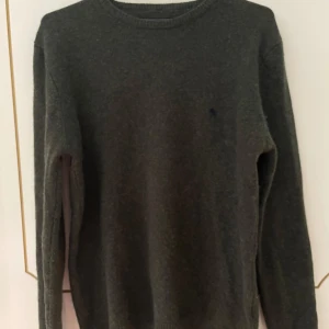 Ulltröja från Bondelid - Säljer en stilren och mysig mörkgrön tröja från Bondelid. Den är gjord av 80% lammull och 20% polyamid, vilket gör den både varm och hållbar. Perfekt för kyliga dagar! Är lite liten i storleken.