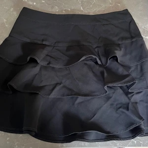 Svart volangkjol från Zara Basic - Supersnygg svart kortkjol från Zara Basic med  volanger i strl. S 🧚🏽🌸