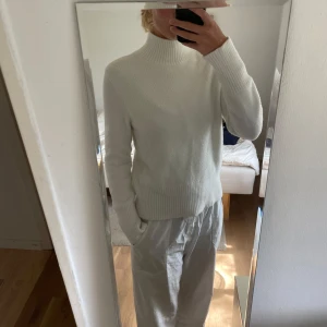Vit polotröja från Zara - Säljer en mjuk benvit polotröja från Zara. Har ett mini hål på framsidan som knappt syns och som lätt går att laga! 