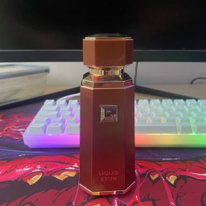 Liquid Brun Fresh Avenue - Tjena, Blind buy tyckte inte om den vill sälja vidare, inte svårare än så. Sprjeat 1 sprej för att testa. Köpte för 450kr säljer för 400.