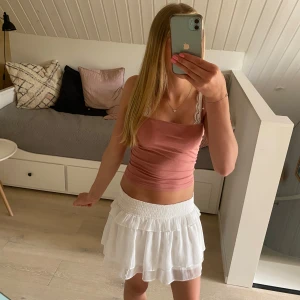 Söt topp - Söt rosa/beige linne som är i st S, men skulle säga att den passar xs.💗Inte mycket använd. Funkar även som kjol! Hör av dig vid frågor eller funderingar!💕