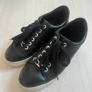 Svarta skor med silver detaljer - Svarta skor med silverdetaljer