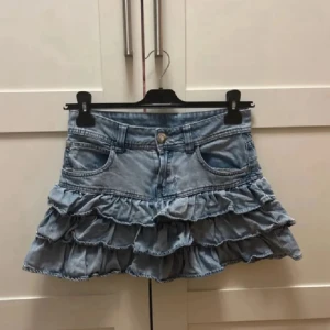 Jeanskjol med volanger - Intressekoll på den här skit snygga jeanskjolen😇 skriv om ni har några funderingar! Kan acceptera ett lägre pris vid snabbt köp!🙌🏼💝