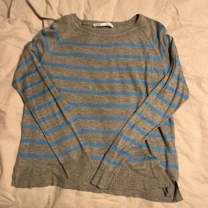 Grå randig tröja - Grå randig tröja Zara, slits på sidorna