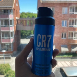 CR7 Play It Cool Body Spray 150ml - Fräsch och sportig body spray från Cristiano Ronaldo, CR7 Play It Cool. Flaskan är metallicblå med svart sprayhuvud och tydlig logga. Rymmer 150 ml och är perfekt för dig som vill ha en energisk och modern doft. Metallflaska med enkel sprayfunktion.