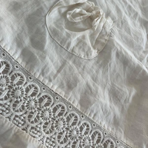 Vit linneklänning - Söt linneklänning med broderad kant! Fickor och en blomma🦋s/m