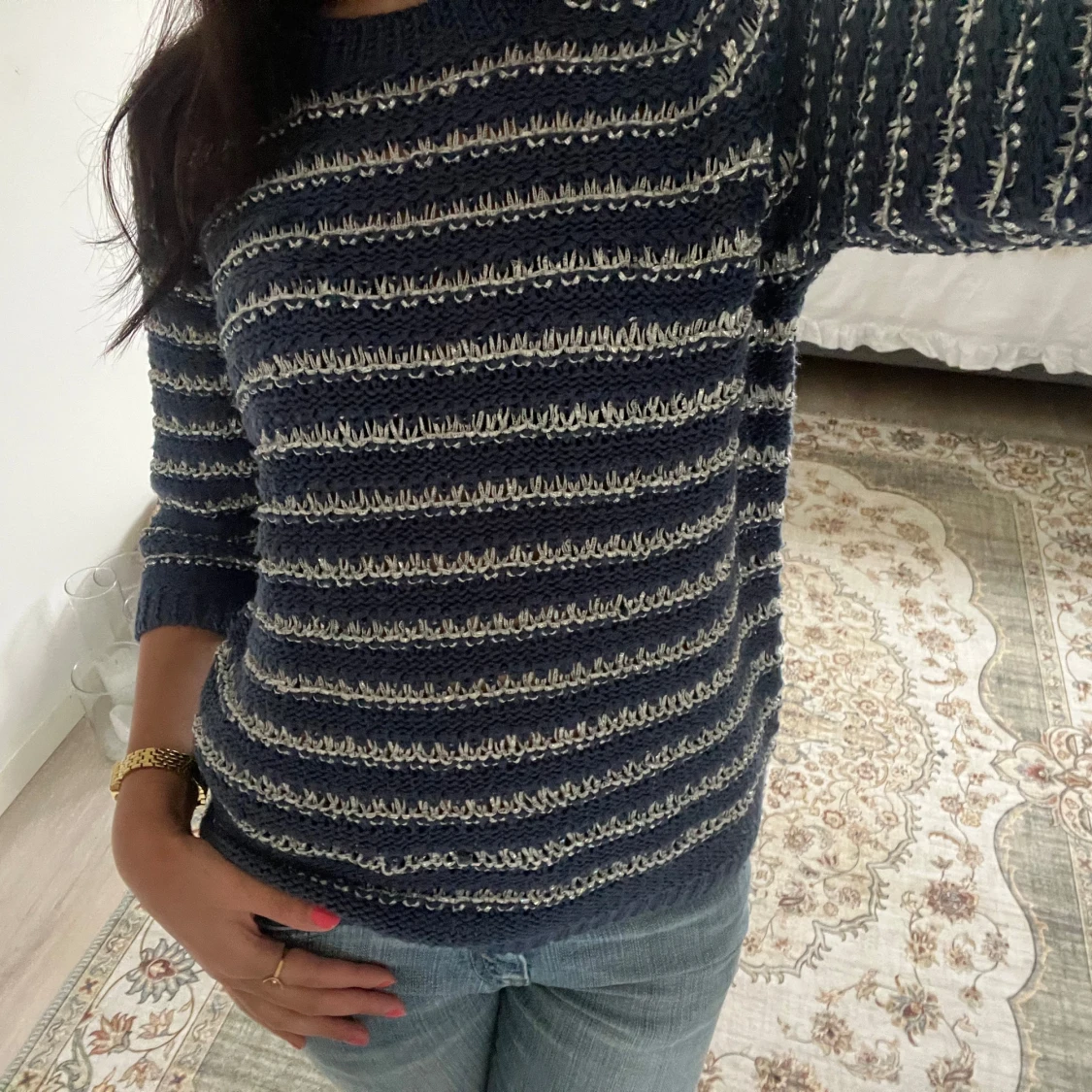 Randig stickad tröja i marinblått