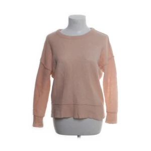 Ljusrosa stickad tröja By Malene Birger - Supermjuk och stilren ljusrosa stickad tröja från By Malene Birger. Tröjan har en avslappnad passform, rund halsringning och långa ärmar. Perfekt för lager-på-lager och enkel att matcha med jeans eller kjol.💗💗