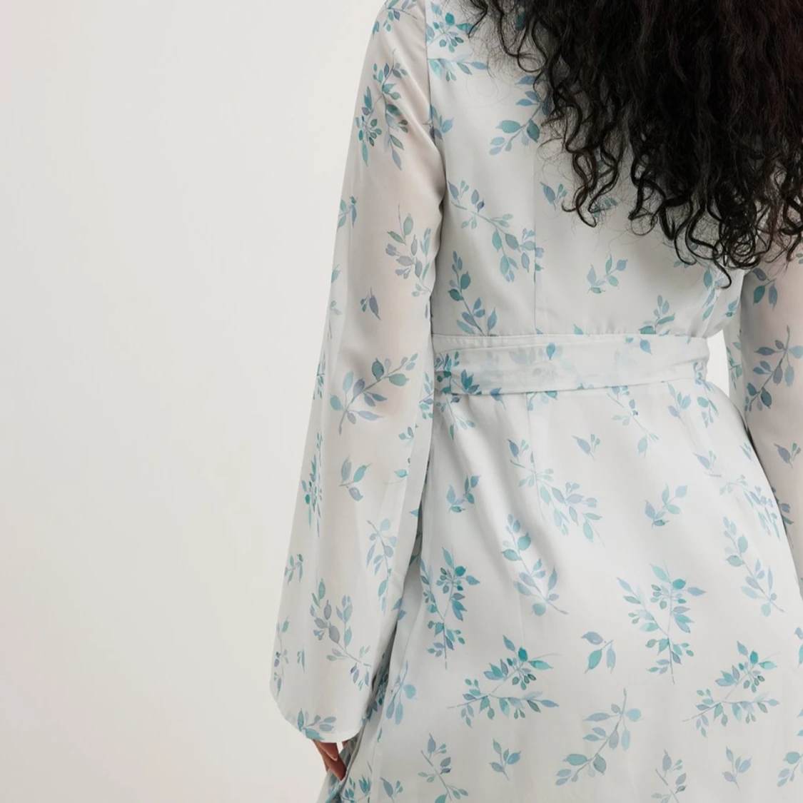 Blommig omlottklänning i ljusblått - 2