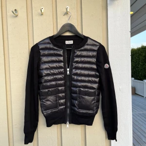 Moncler cardigan - Storlek 2/M men passar även S. Tröjan är som ny säljer åt en vän. 