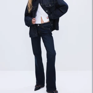Lågmidjade jeans - Ett par lågmidjade bootcut jeans från hm som är helt slutsålda. Har dock tagit bort mönstret på bakfickorna. Kommer ej till användning. 