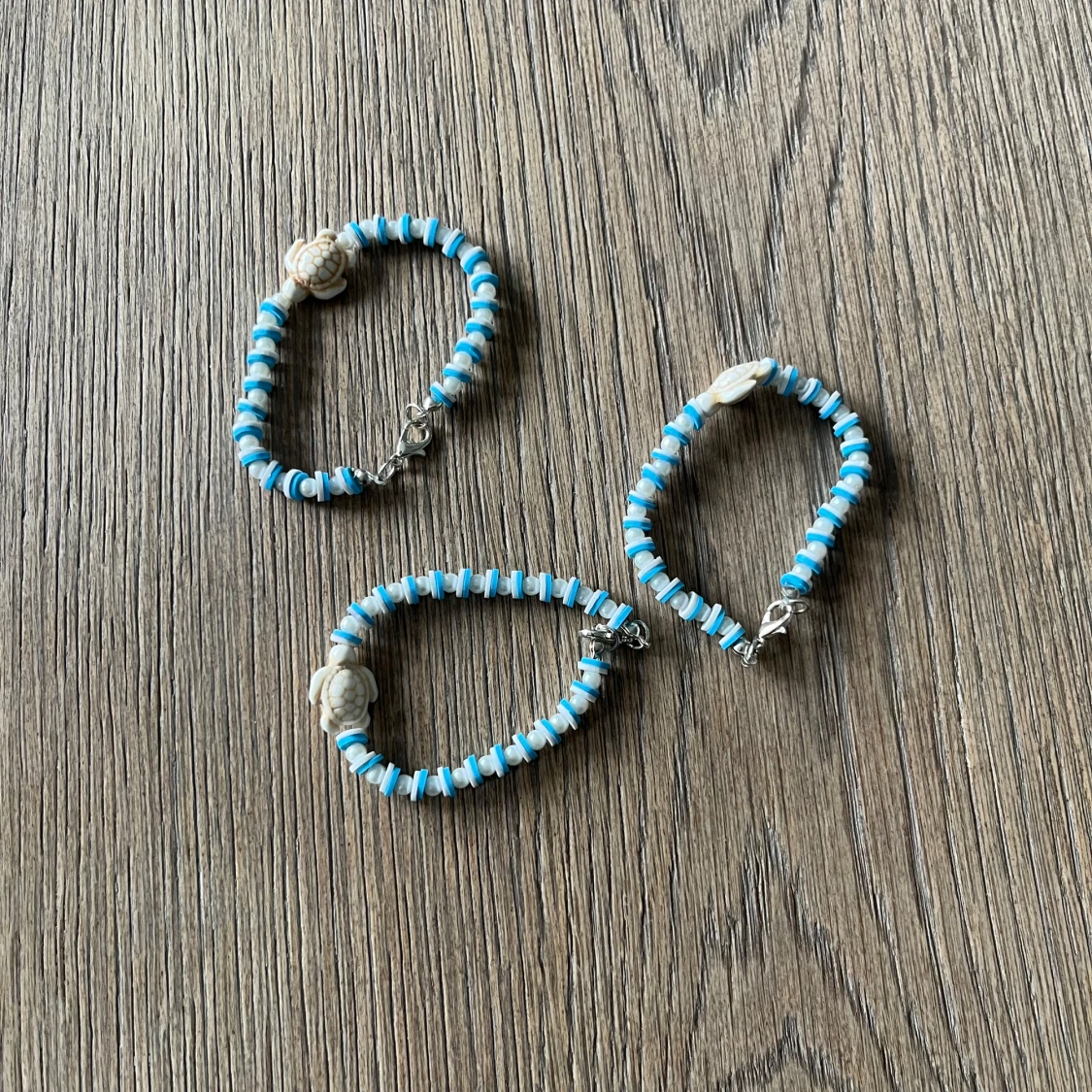 Blåvitt pärlarmband med snäcka - 3