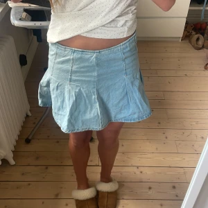 Ljusblå jeanskjol från Zara - Supersöt ljusblå jeanskjol från Zara med utsvängd form och markerade sömmar. Kjolen har dragkedja och har en liten fläck som ni ser på bild 3🩷