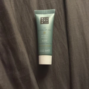 Rituals The Ritual of Jing handmask - The Ritual of Jing Sleep Night Rescue Hand Mask från Rituals i en smidig grön tub på 10 ml. Perfekt att ha med i väskan för återfuktning av händerna. Tuben är i plast med vit skruvkork och har en lyxig känsla.
