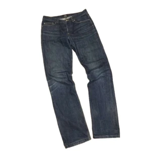 APC jeans - Säljer ett par klassiska mörkblå jeans från A.P.C. i straight fit. 🪅 faden börjar komma in och ser redan fet ut. skick efter bilderna men tycker själv de är i väldigt bra skick