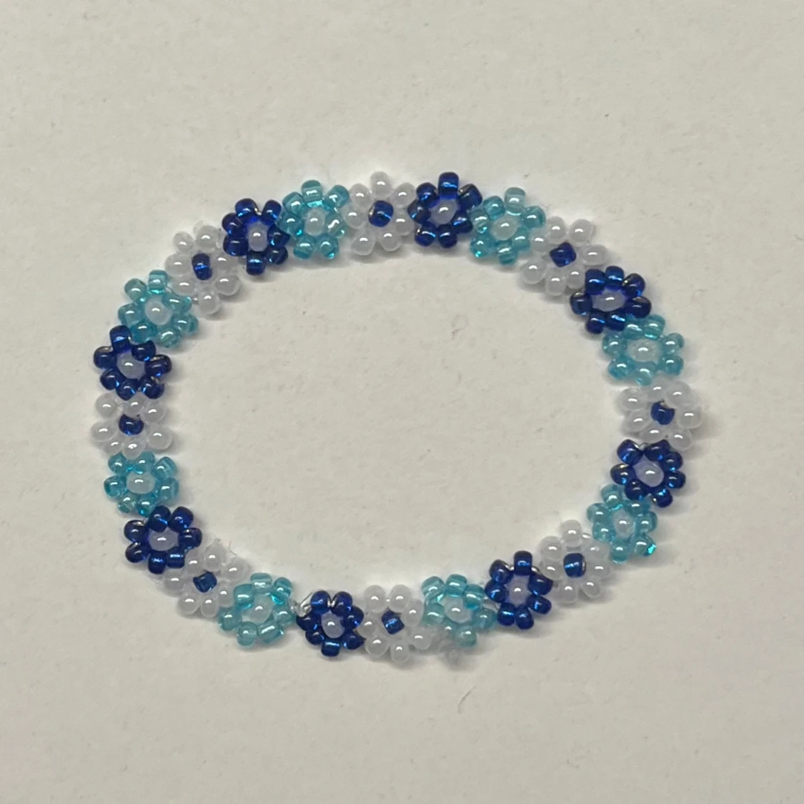 Blommigt pärlarmband i blått och vitt