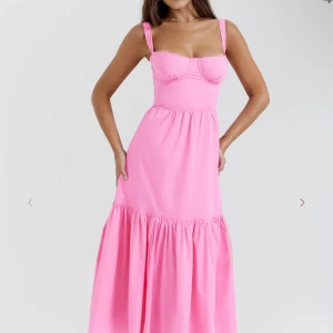 Elia Dianthus House of CB dress - Supersöt rosa långklänning från House of CB som ger en riktig snatched midja! Helt ny med taggar kvar! Storlek XS med större Cup Size D-E