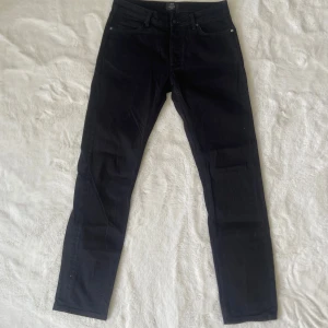 Säljer ett par jättesnygga svarta straight jeans ifrån märket Neuw - Superfina svarta jeans ifrån märket NEUW som jag säljer åt min bror, de är i bra skick och de är perfekta nu inför våren/sommaren(till alla speciella tillställningar som balen, studenten mm)👍🏻De är i size 31:34(man kan kolla vad det är för size på nätet),fit=straight, de är i bra kvalitet/material, är väldigt sköna, har en väldigt bra passform och är ett fint/bra basplagg⭐️Skriv om funderingar, lämna gärna omdöme om köpt och priset kan diskuteras😊