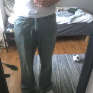 Ljusblå jeans från Zara, loose fit - Säljer ett par ljusblå jeans från Zara i loose fit med raka ben. Storlek 42. W 33. L 32