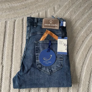 Jacob Cohen Jeans (NYA) - Limiterade Jacob Cohen Jeans storlek W33| Modell Bard (Slim fit)| Skick 10/10 helt nya| Nypris runt 5000kr mitt pris 1199kr| har du frågor är det bara att skriva!