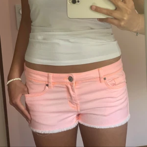 Korallrosa shorts - Såå snygga lågmidjade vintage korallrosa jeansshorts! 🩷