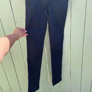 Svarta mjukisbyxor med resårmidja - Svarta mjukisbyxor från Weekday med resår i midjan och benslut. Byxorna har en rak passform och är gjorda i mjukt bomullsmaterial. Perfekta för en chill och avslappnad stil. Från perfect jeans storlek S.har 20 andra fina byxor gör bra paketpris om du köper flera.knappt använda är som helt nya.