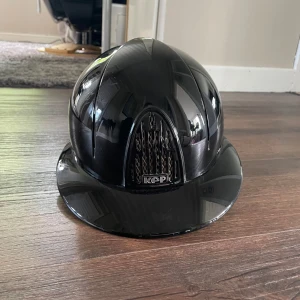 Svart ridhjälm från KEP - Snygg och stilren svart ridhjälm från KEP med glansig finish, storlek m skalet passar från 51-58 på liners. Fräsch hjälm med någon repa men inget som märks 