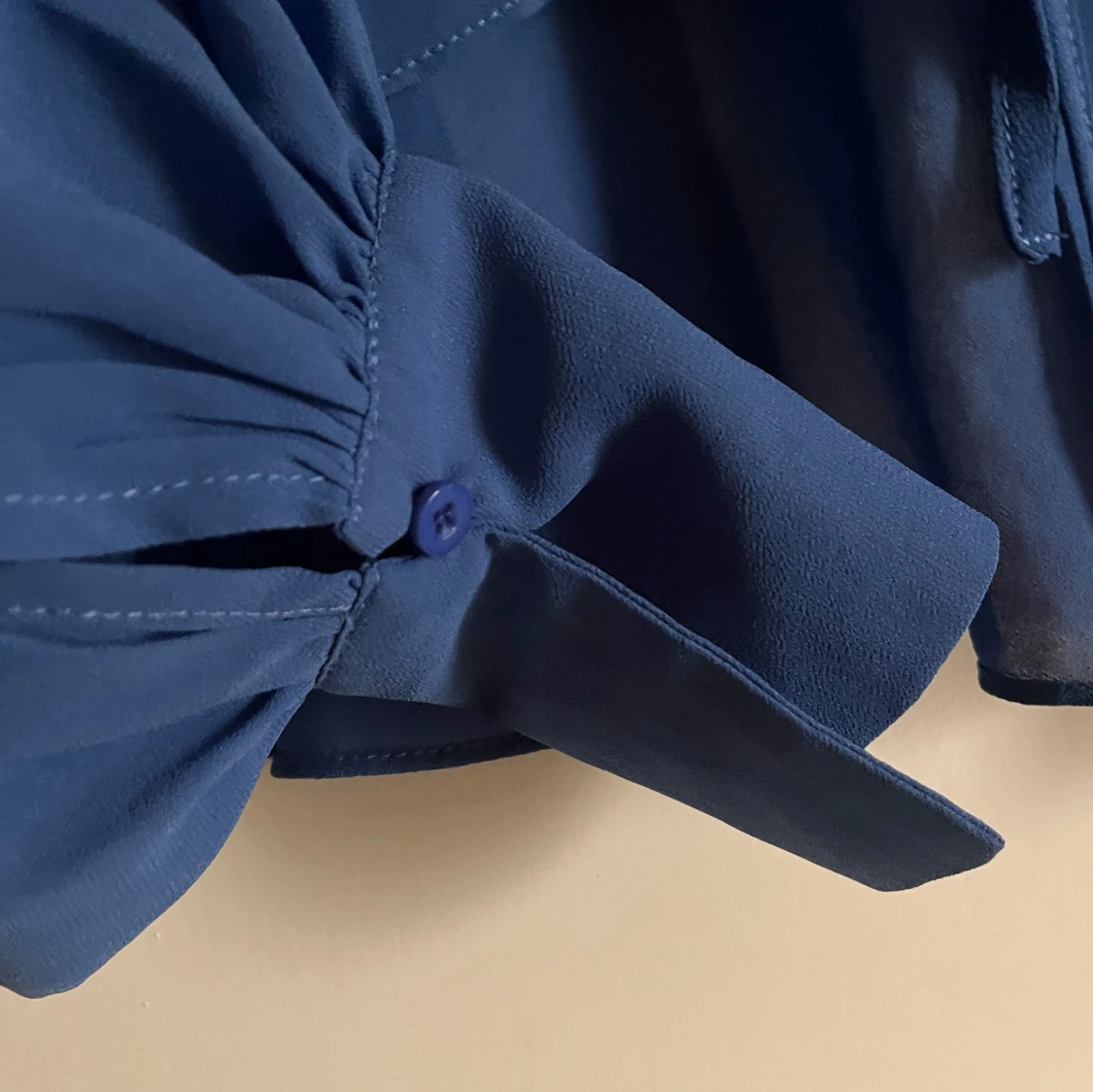 Söt blå blus med volanger - 3