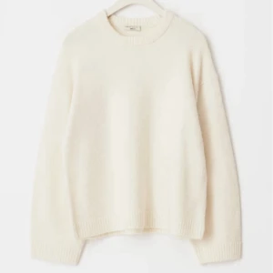 Vit stickad tröja  - Vit stickad tröja från GinaTricot i väldigt fint skick, storlek xs 💕