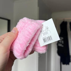 Fluffiga rosa armband till hudvård (NYA) - Mjuka och fluffiga armband i ljusrosa färg. Perfekta för att  förhindra vatten från att rinna ner längst armarna när du tvättar bort smink/gör hudvård. Aldrig använda!!! Önskar du veta exakta mått? Tveka inte att höra av dig!