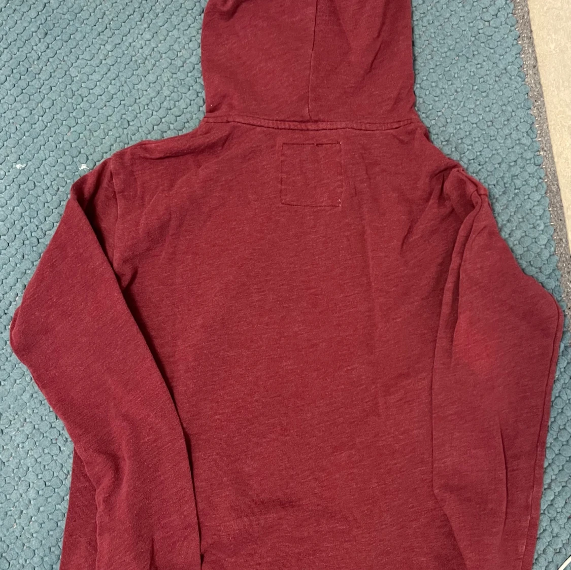 Vinröd hoodie från Hollister - 3