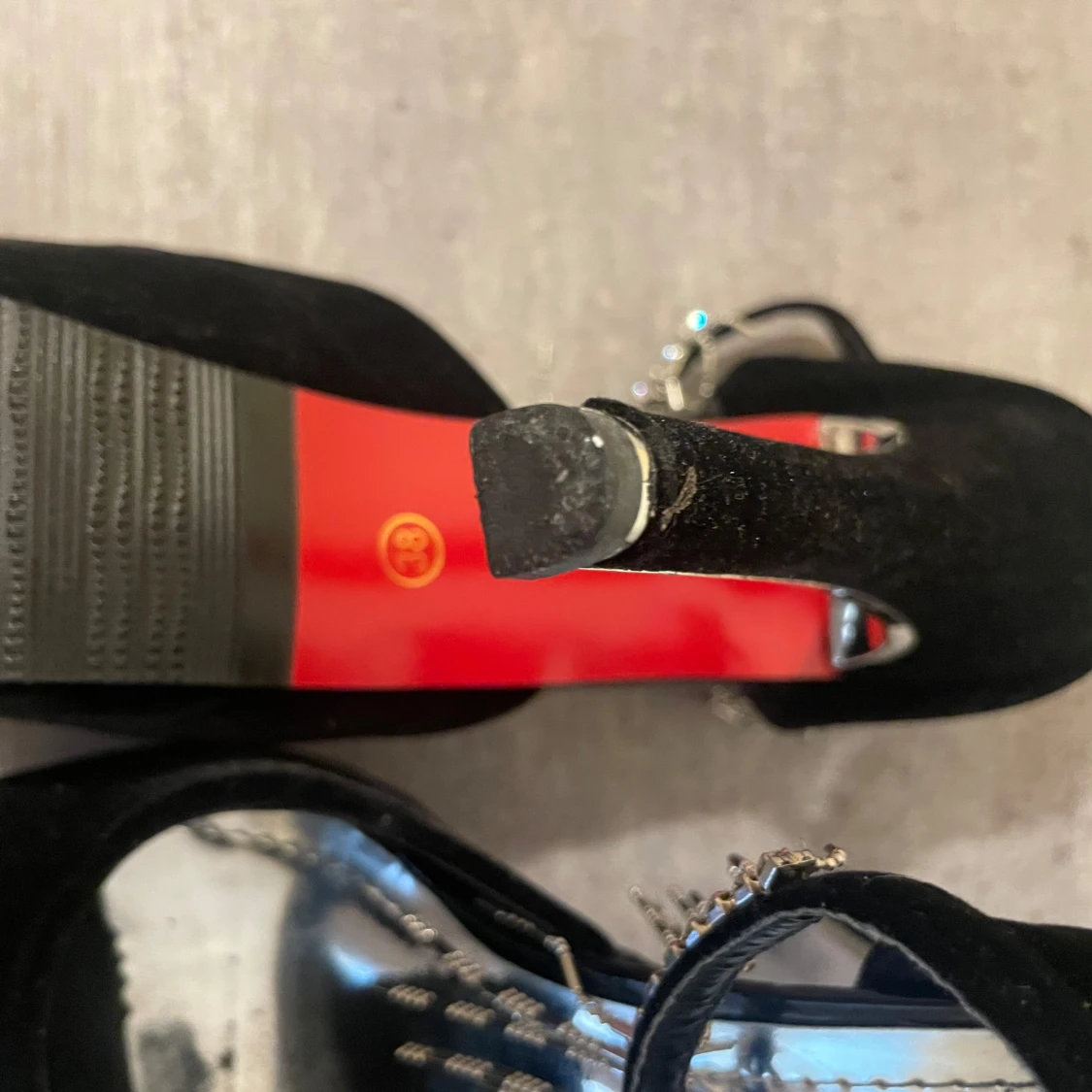 Svarta sammetsklackar med strassdetaljer - 3