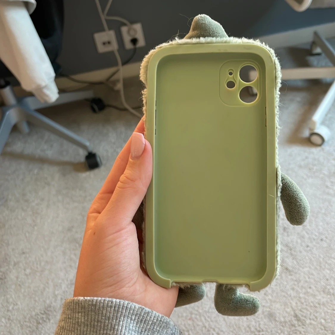 Grön fluffig monster mobilskal - 3