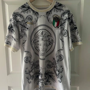 Italien fotbollströja  - Snygg Italien fotbollströja. Tillverkad i lätt och ventilerande polyester, riktigt skön helt enkelt. Storlek XL men passar L. Priset kan sänkas vid snabb affär
