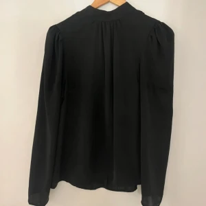 Svart silkes blus - Svart silkesblus