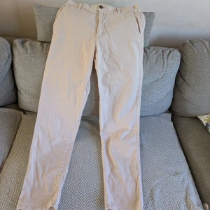 Chinos från Holly & Whyte - Snygga ljusrosa/beigea chinos från Holly & Whyte. Jag är ca 170 cm för referens. Vid köp av flera klädesplagg av mig samfraktar jag såklart!