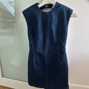 Avora jeansklänning - Slutsåld jeansklänning från Avora med öppen rygg. Aldrig använd!