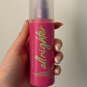 Urban Decay All Nighter Settingspray - Urban Decay All Nighter Face Mist med hyaluronsyra och vattenmelonextrakt. Knappt använd. Köpt på Kicks för 449kr. 