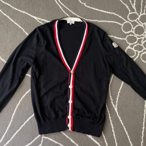 Moncler pull over tröja - Moncler pull over tröja i bra skick, väldigt gammal model. Endast tröjan ingår.