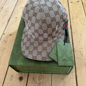 Gucci keps - Säljer min helt nya beige gucci keps för att jag inte gillade färgen, jag vill köpa en rosa istället. Den är aldrig använd och beskrvingings lapparna sitter fortfarande på kepsen. Den är äkta och oanvänd. ‼️PRIS GÅR ATT DISKUTERA‼️