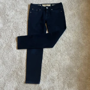 Mörkblå jeans från Jacob Cohen - Snygga mörkblå jeans från Jacob Cohen med klassisk femficksdesign och raka ben. Jeansen är tillverkade i högkvalitativt denim med fina detaljer som broderad logga och silverfärgad knapp. Perfekta för dig som gillar stilrena och tidlösa jeans. Passar dig är runt 170